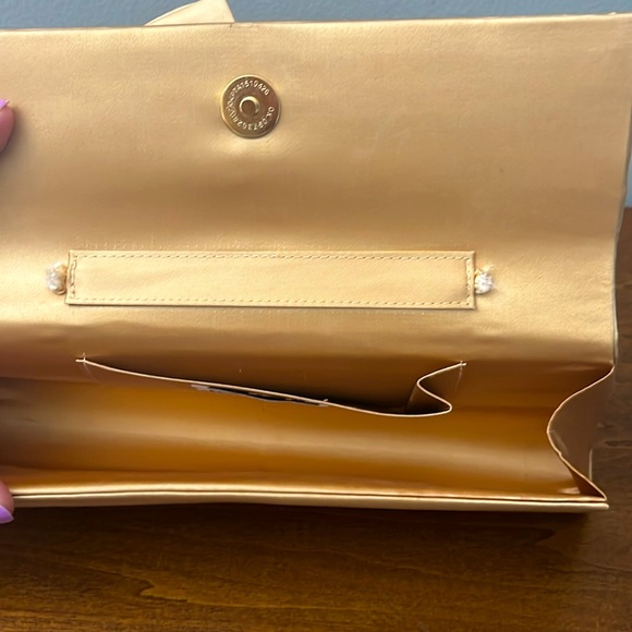 Gold clutch purse with bow - Picture 4 of 6